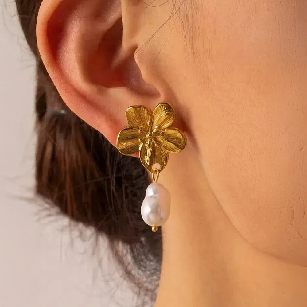 Haléa | Earrings with Flowers and Delicate Pearls